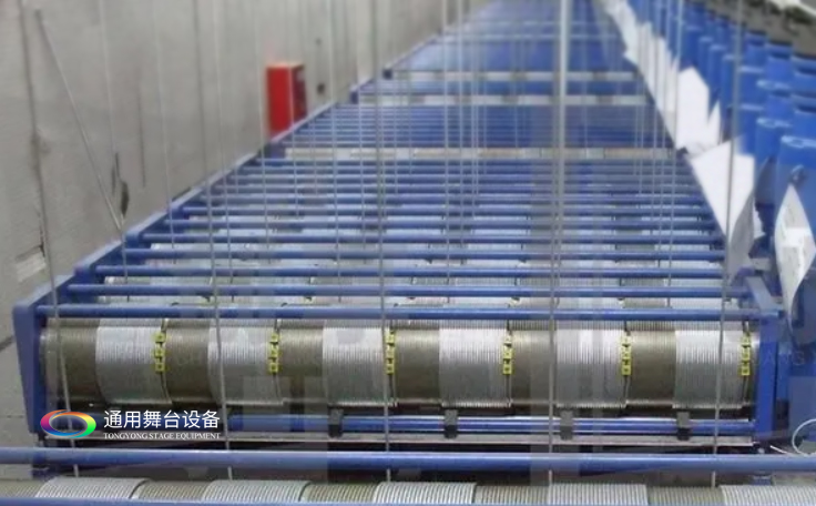 單層纏繞舞臺(tái)吊桿機(jī)（定制型）：行程檢測(cè)、沖頂保護(hù)、松疊繩保護(hù)、超載保護(hù)、變頻調(diào)速、單、多臺(tái)編組運(yùn)行