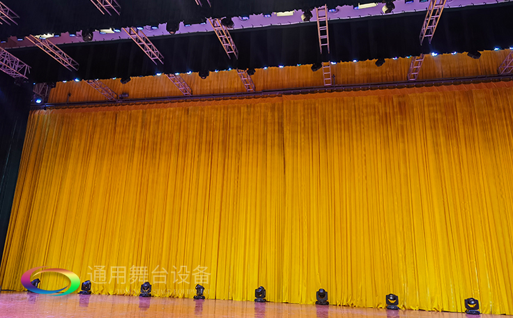 牽引大幕啟閉運動的機械設備。大幕機（proscenium curtain machinery）
